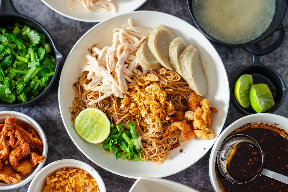 สูตรหมี่คลุกไก่ฉีก ซอสเข้มข้น เส้นไม่เละ ไก่ฉ่ำ ทำกินง่าย !