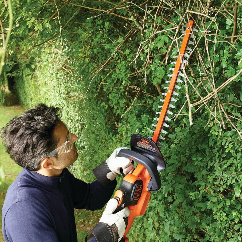 BLACK DECKER เครื่องตัดแต่งพุ่มไม้ไร้สาย 18V